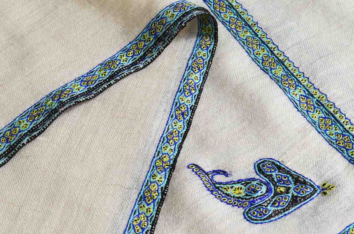 small embroidery shawl - 4951