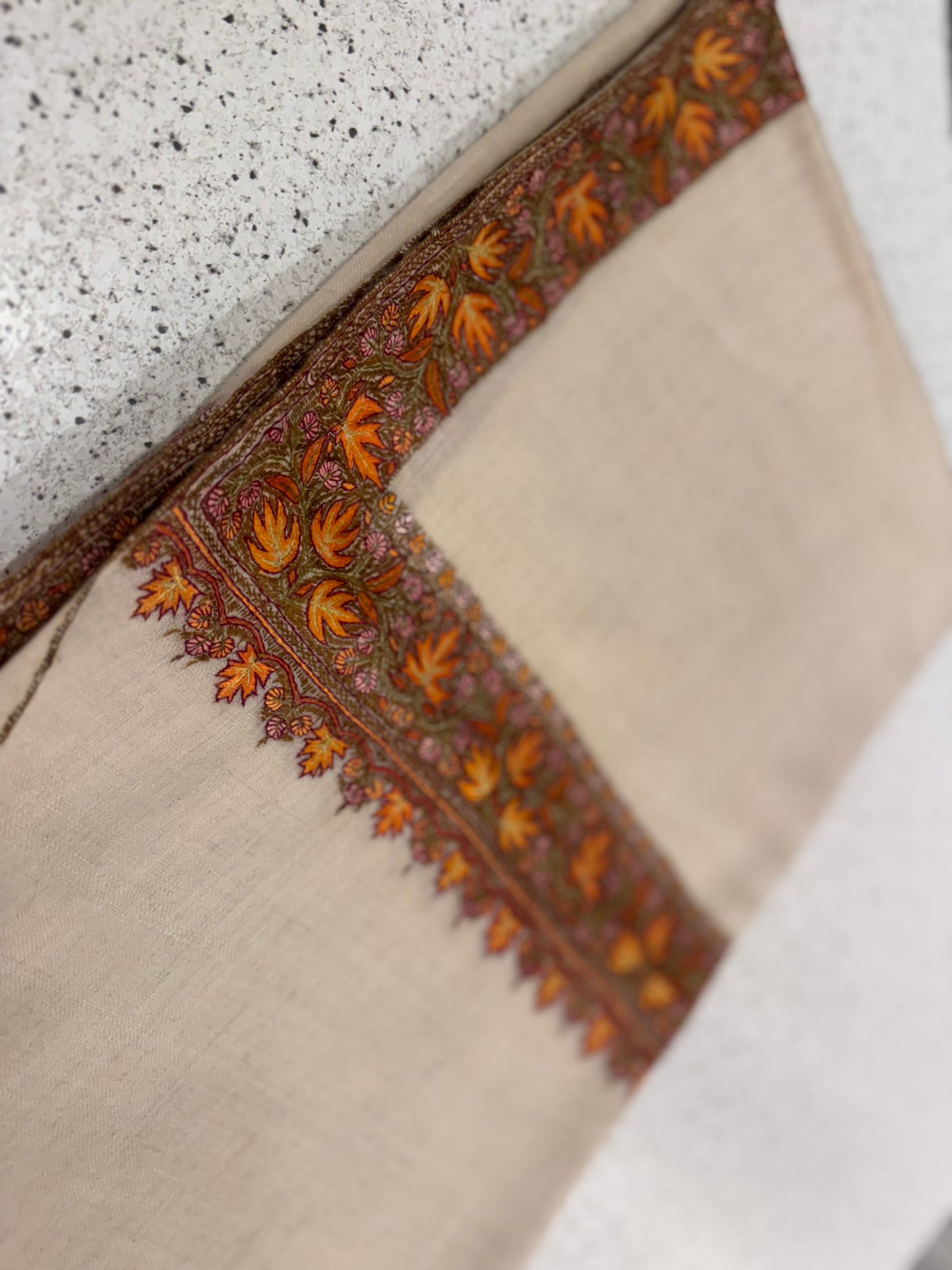 Gi pashmina offwhite Chinar border shawl sui