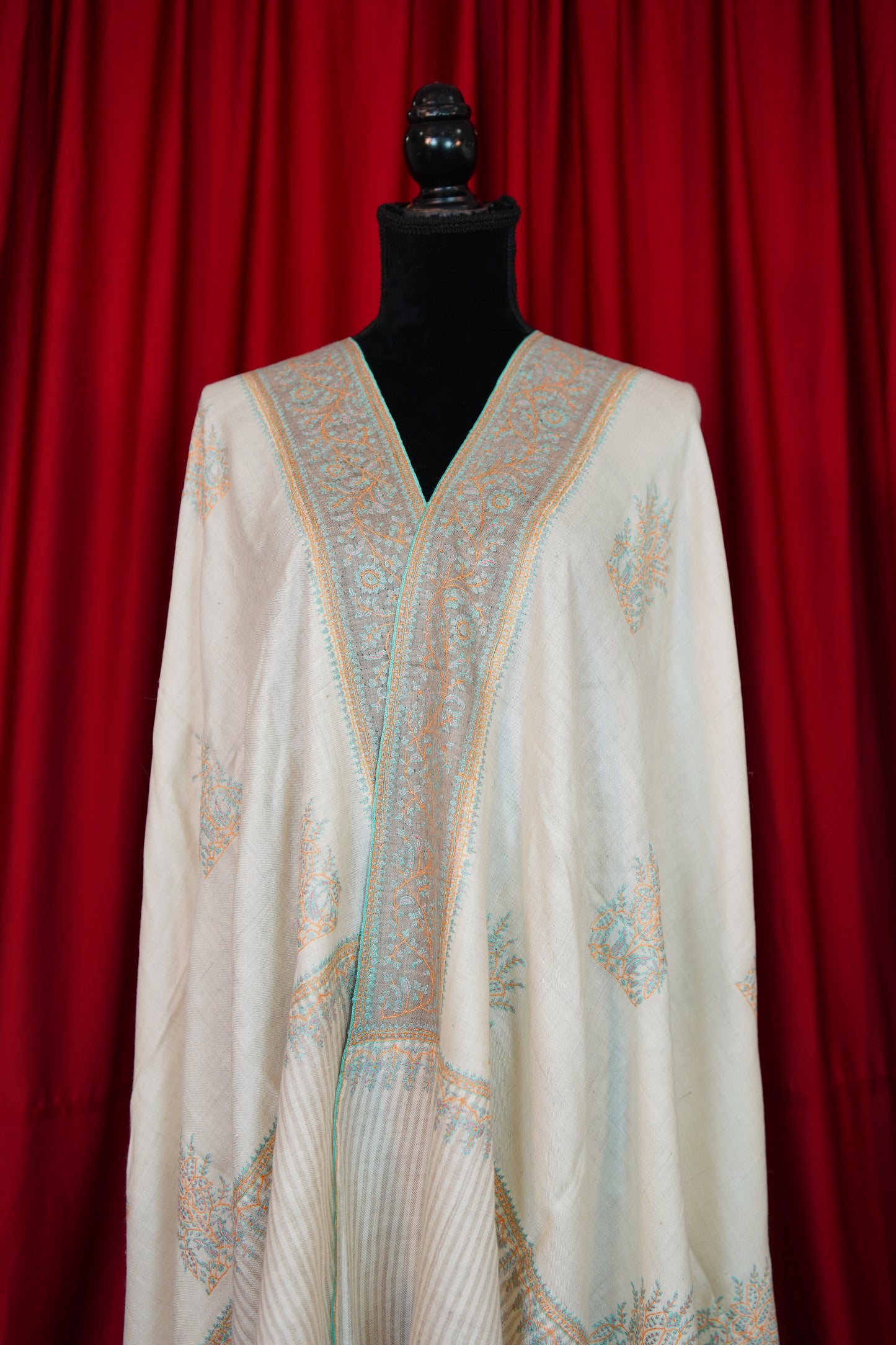 white GI butis embroidery pashmina shawl 0001