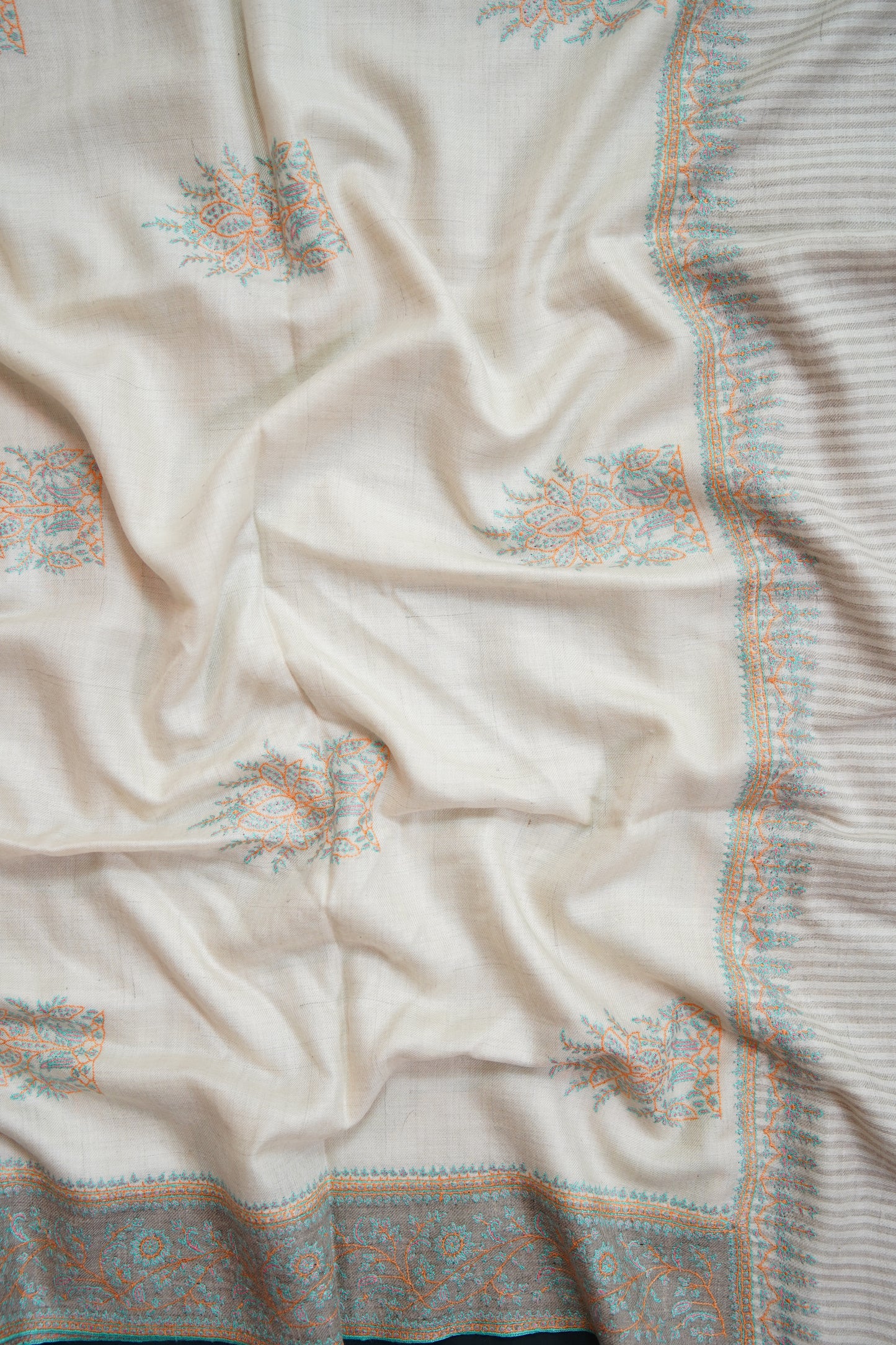 white GI butis embroidery pashmina shawl 0001